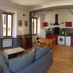 https://lappart-aux-volets-rouges.fr-provencehotel.com